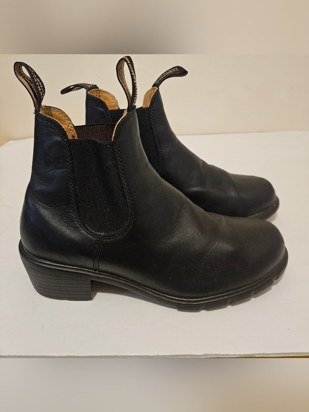 Blundstone 1671 Heeled Black Leather Pull On Chelsea Boots